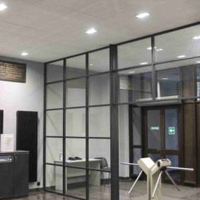 Высокие потолки (3–3,5 м)