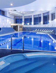 Фитнес-зона с бассейном