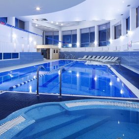 Фитнес-зона с бассейном