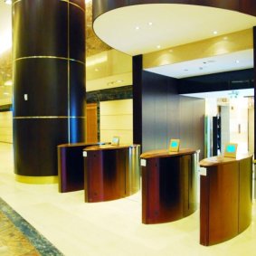 Многоуровневая охрана (вооружённые сотрудники, видеонаблюдение)