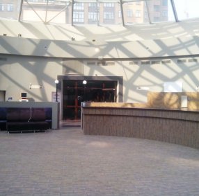 Просторный атриум с ресепшен