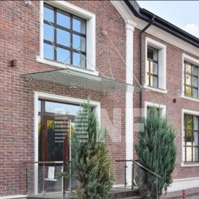 Высота потолков 3,7–5 м, панорамные окна