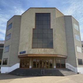 Высота потолков 3,2 м, естественное освещение