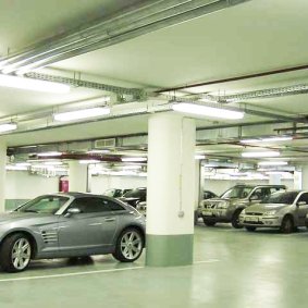 Подземный паркинг на 120 мест (с EV-зарядками)