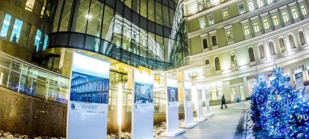 Фасад: комбинация стекла и натурального камня