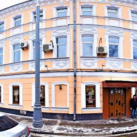 Высота потолков 2.7-3.2 м