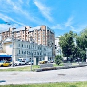 Множество кафе и ресторанов в шаговой доступности