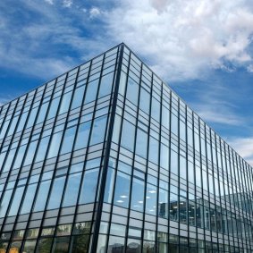 Современный дизайн с панорамным остеклением